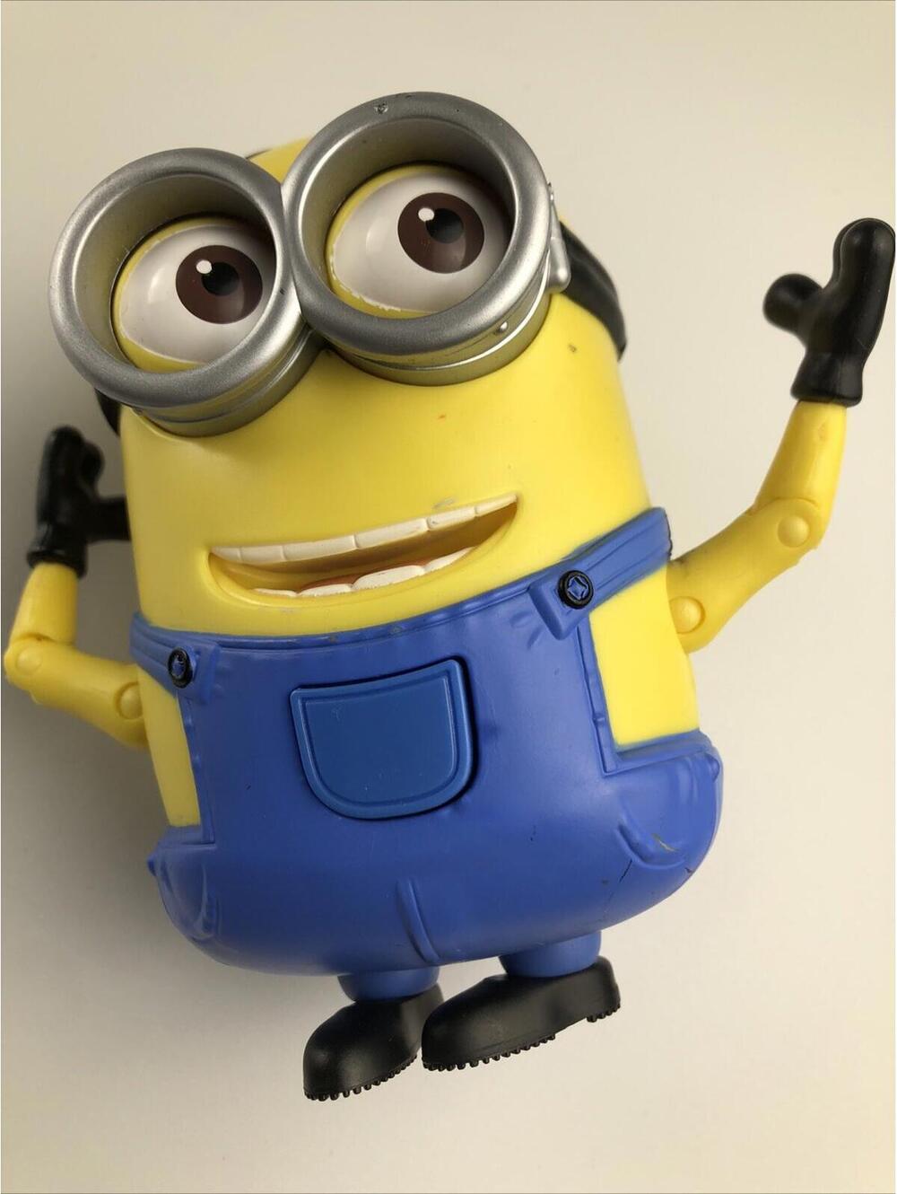 Minion Thinkway Toys Universal Studios Moving Eyes, Mouth, Arms, Bob Figure 5"